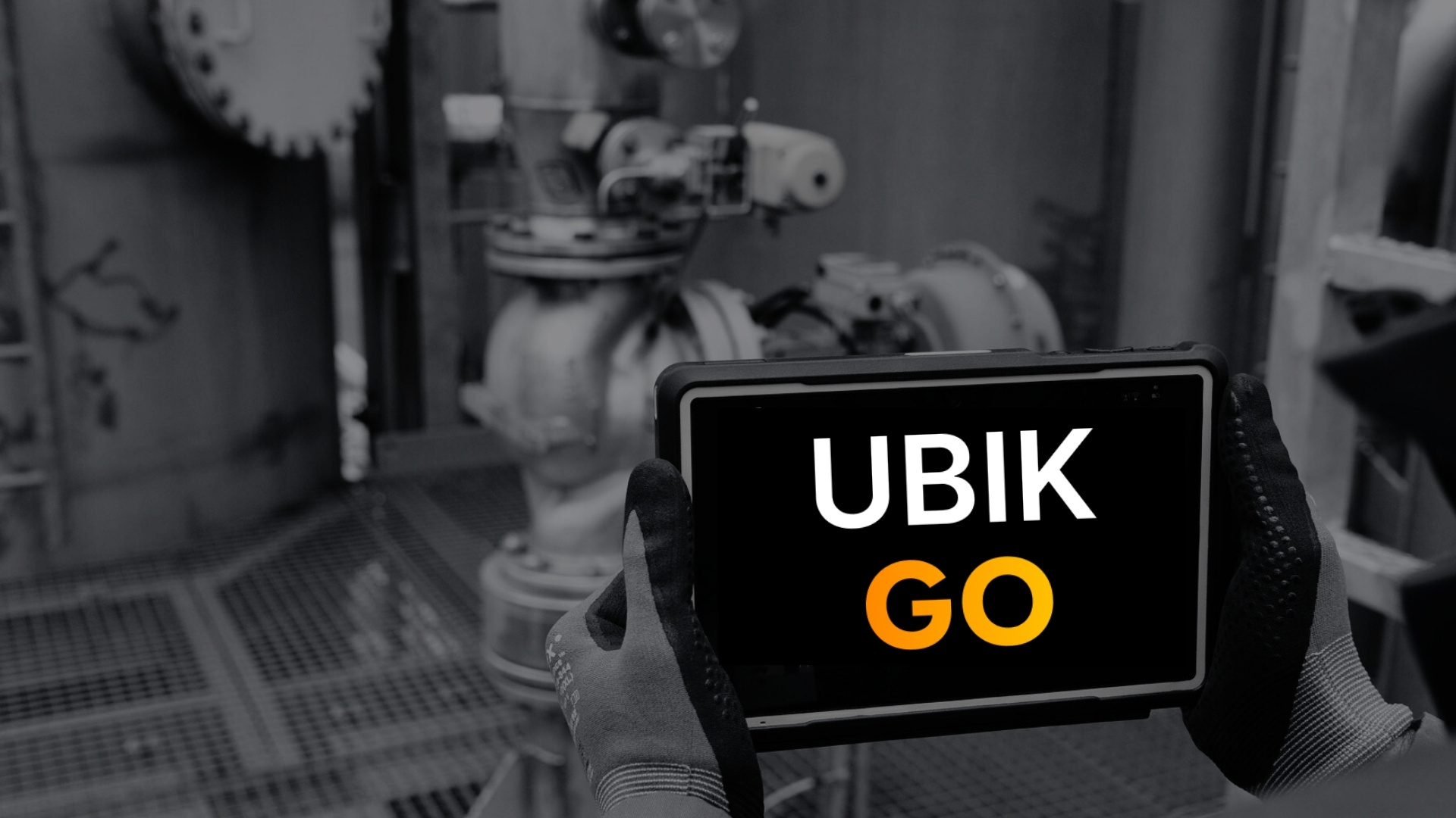 Mitarbeiter hält Tablet mit UBIK Go App in einer Industrieanlage