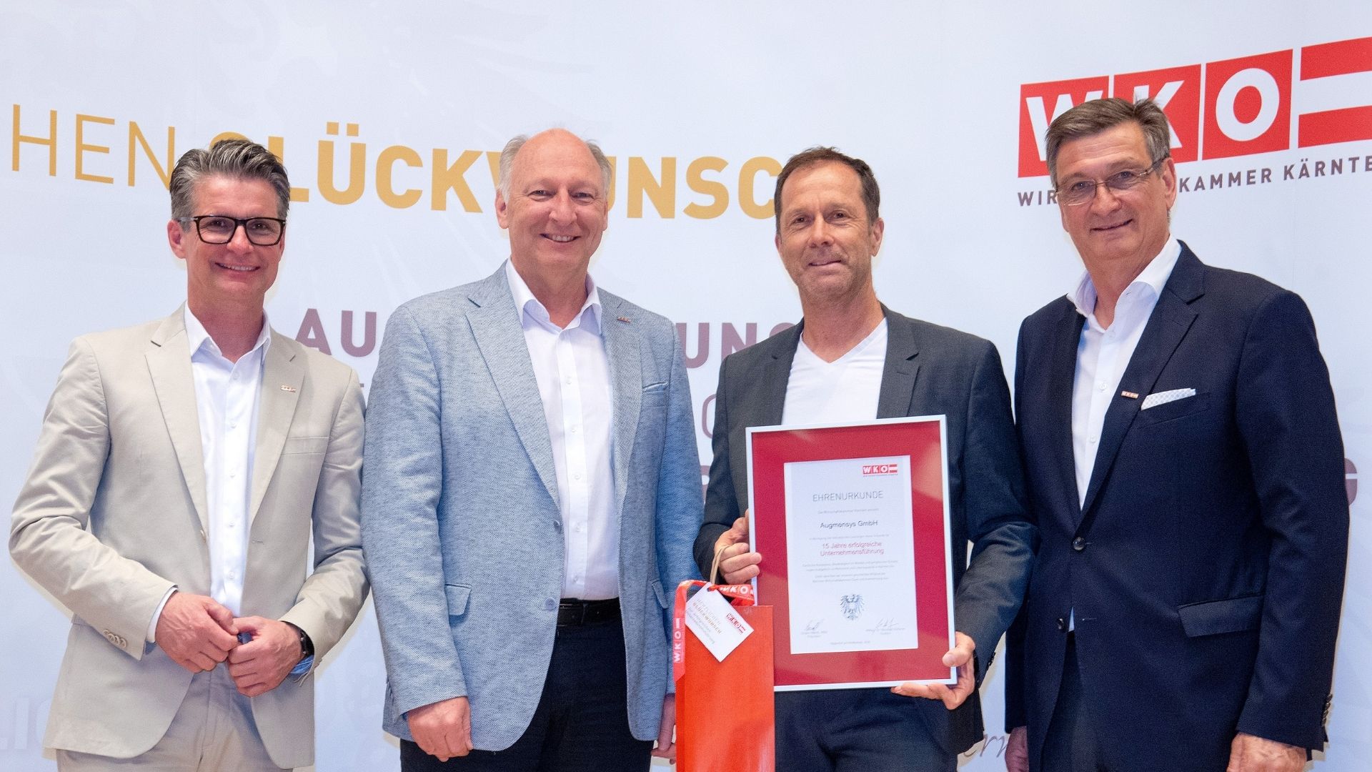 15 Jahre Augmensys – Digitalisierung industrieller Prozesse seit 2011 15 Jahre Augmensys. Auszeichnung durch WKO Kärnten. Auf dem Bild WKO Vertreter und CEO Augmensys